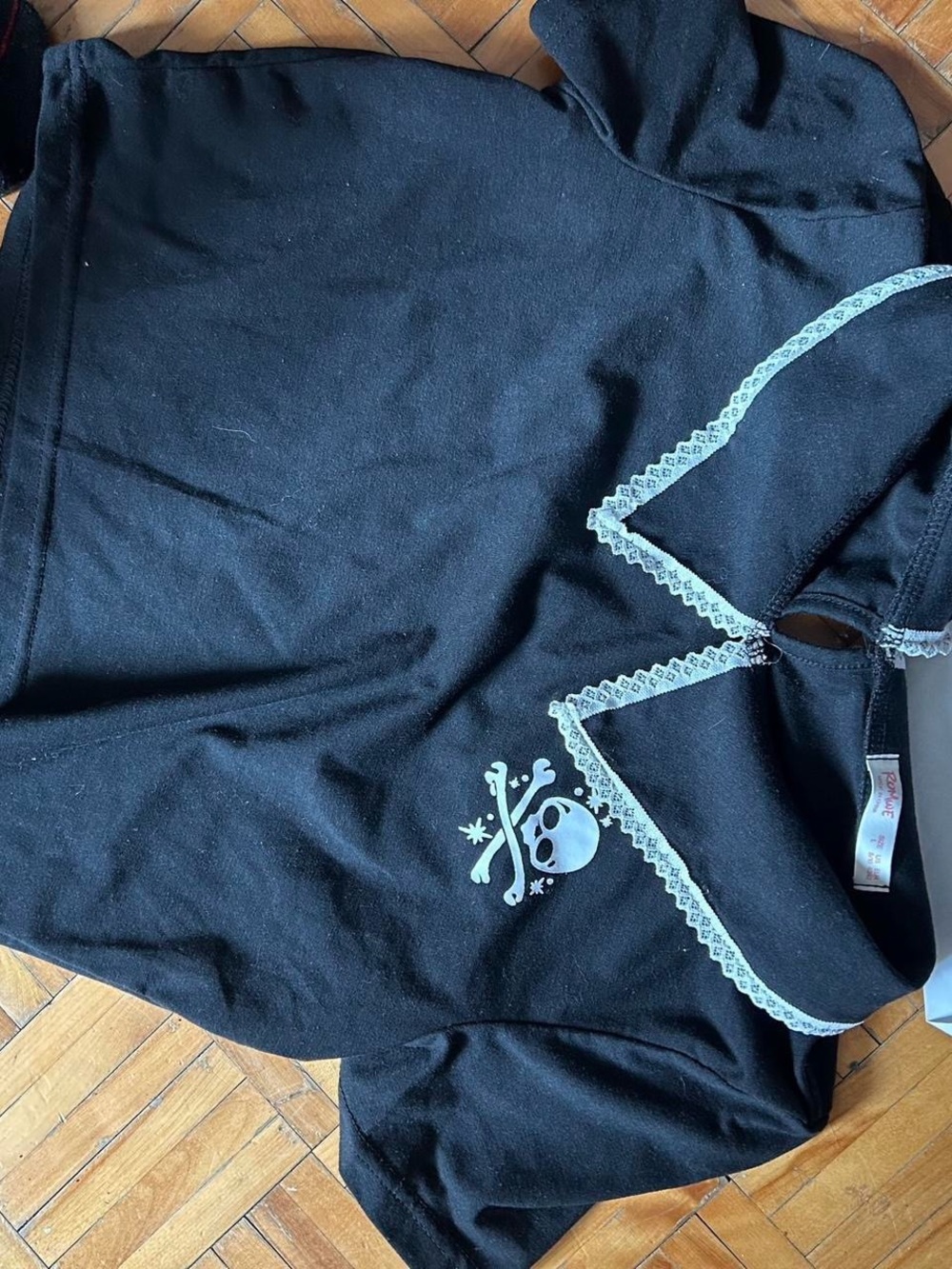 Black Skull Lace-Trim cropped top polo - Picture 3 of 3